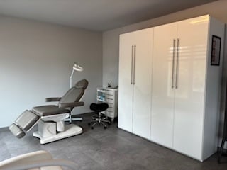 Stoel voor medische piercing bij MedicPierce
